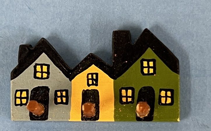 3 Town Birdhouses with Wooden Pegs MC06019