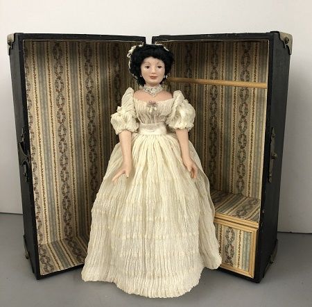 Anita and her Doll Trunk MC02073