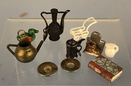 Assortment of Home Decorative Items mc04538