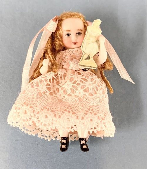 Annie with a Paper Doll mc907x