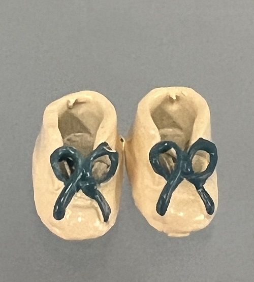 Baby Shoes in White with a Blue Ribbon MUL437