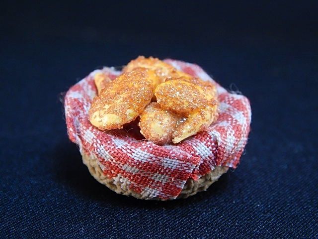 Basket Full of Bread ml101519