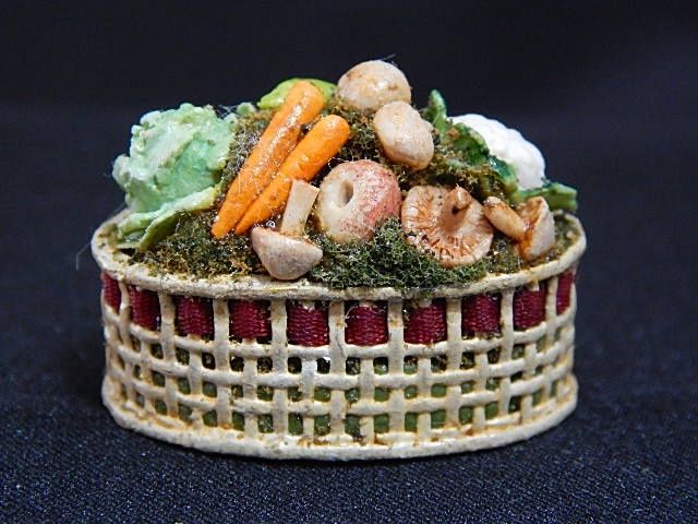 Basket with Fruit lh771