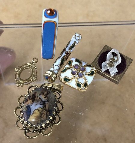 Assortment of Miniature Trinkets mc04537
