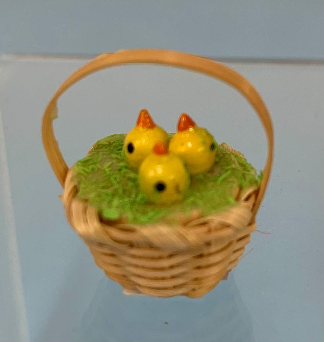 Basket with 3 Chick Heads mc468x
