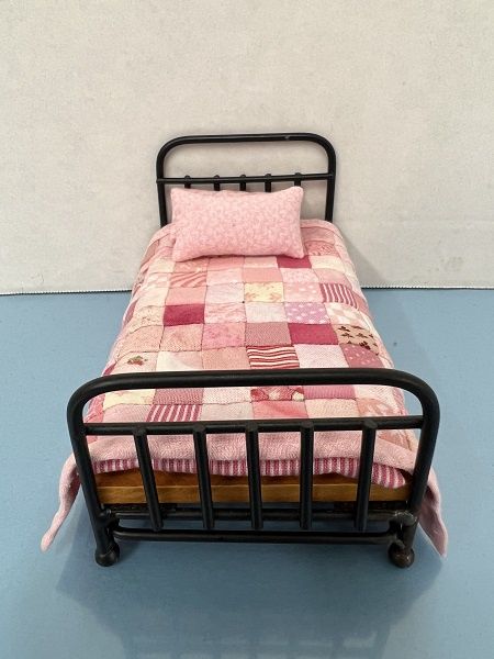 Black Iron Twin Bed with Pink Quilt and Pillows PW1010