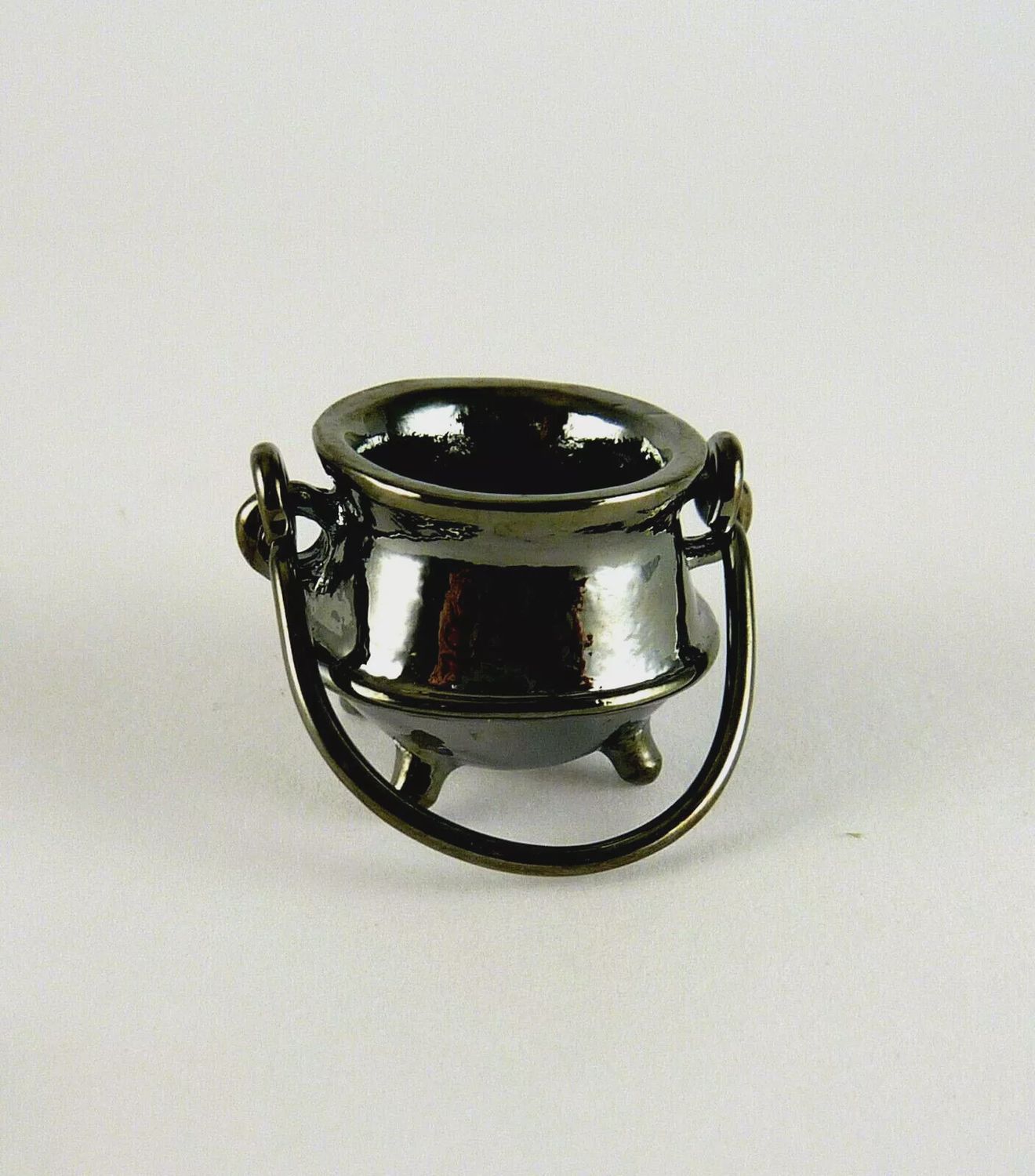 Black three legged small cauldron j076