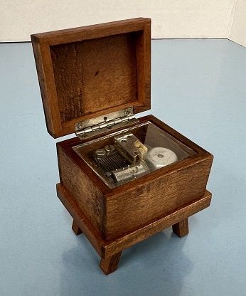 Box Musical Set w/ Table Miniature Wood Sankyo Shackman Made in Japan Vintage mn426