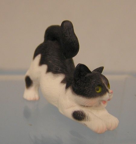 Black and White Stretching Cat mc05291
