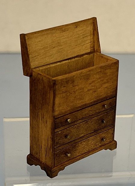 Chest of drawers with a top that raises ch22683