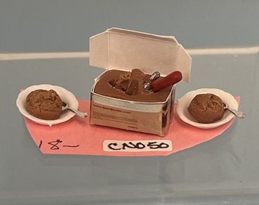Chocolate Ice Cream Carton, Scoop, 2 Bowls &amp; Spoons cn050