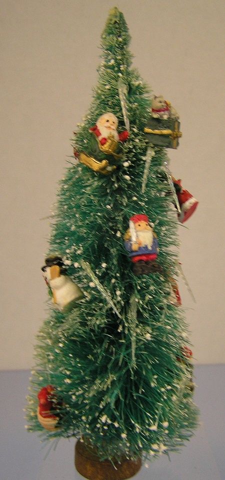 Christmas Tree With Vintage Ornaments ch22441