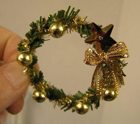 Christmas Wreath With Gold Decorations ch22025
