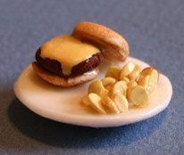 Cheeseburger Plate with Chips RND27