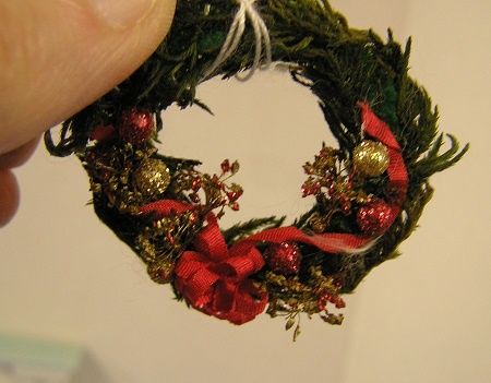 Christmas Wreath Decorated with Red and Gold ch22027