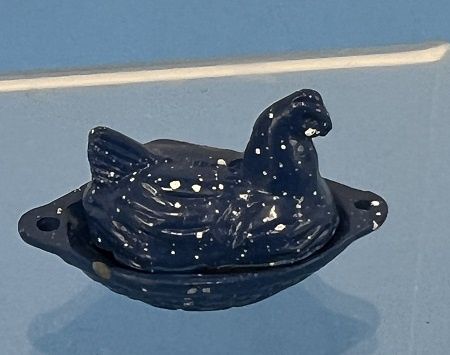 Country Splatter Ware Chicken on a Nest Bowl and Lid mc06008t