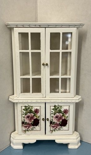 Corner cabinet with floral on the doors mn609