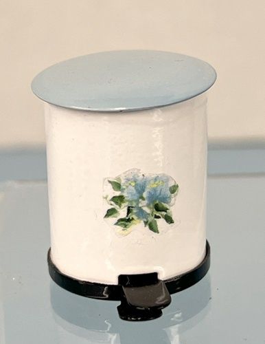 COPY Step on Trash Can with Blue Lid mc030923