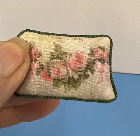 Cottage Living Pillow lv351