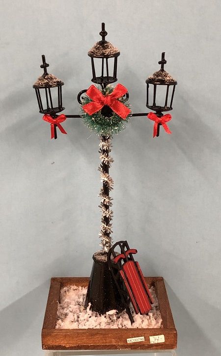 Decorated Street Post MC00798
