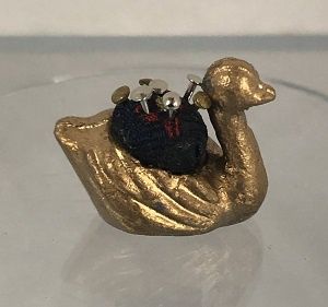 Fancy Pin Cushion Swan sb216s