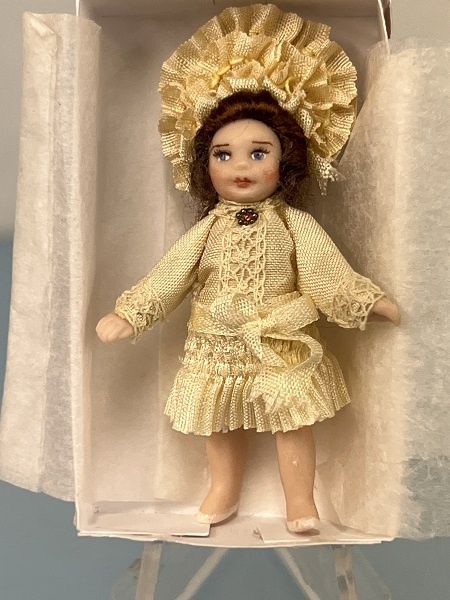 Doll with a Presentation Box with Lid mc031564
