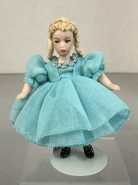 Dollhouse Girl in Aqua mc02410