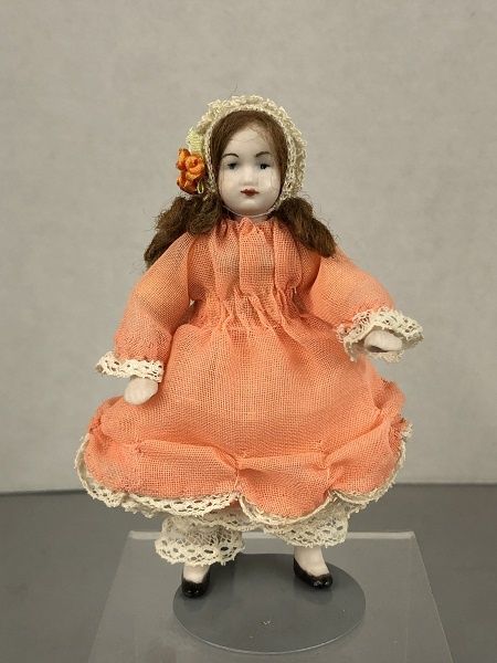 Dollhouse Girl in Peach Dress mc02409