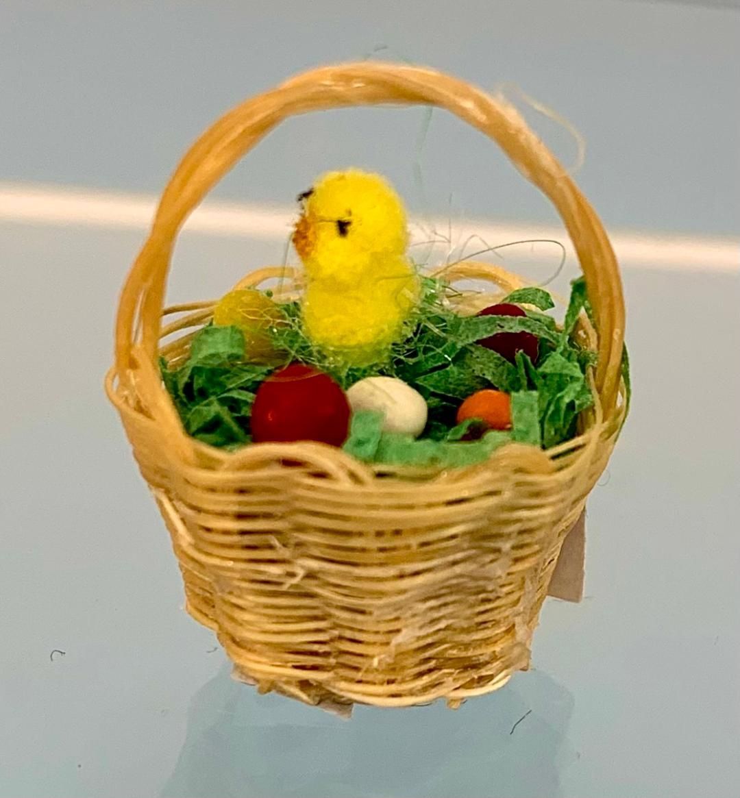 Finely Woven Basket with Eggs mc477x