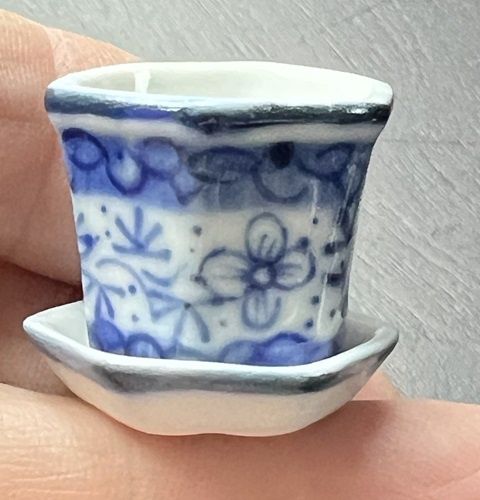 Flower Pot in Blue and White with Saucer mn236