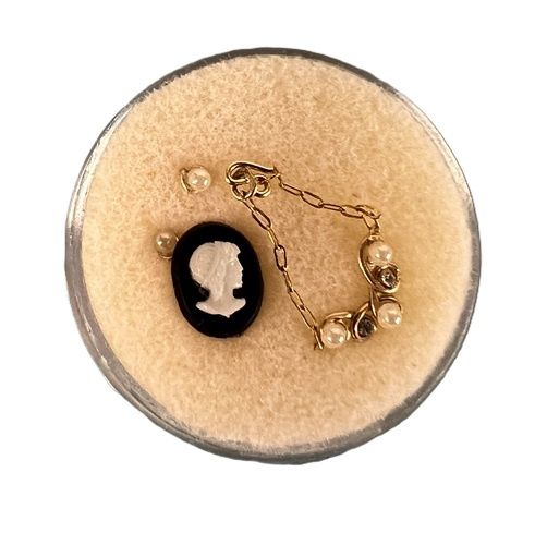 Gold Necklace with Diamonds and Pearls mc031798