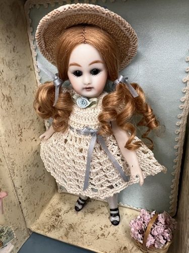 Glass eyed "Katie" in a box mc936x