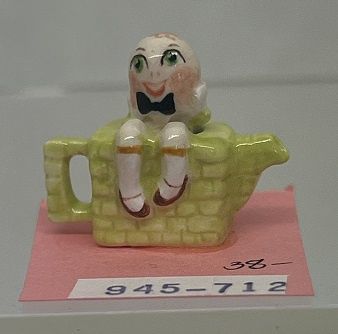 Handpainted Porcelain Humpty Dumpty Teapot cn945712