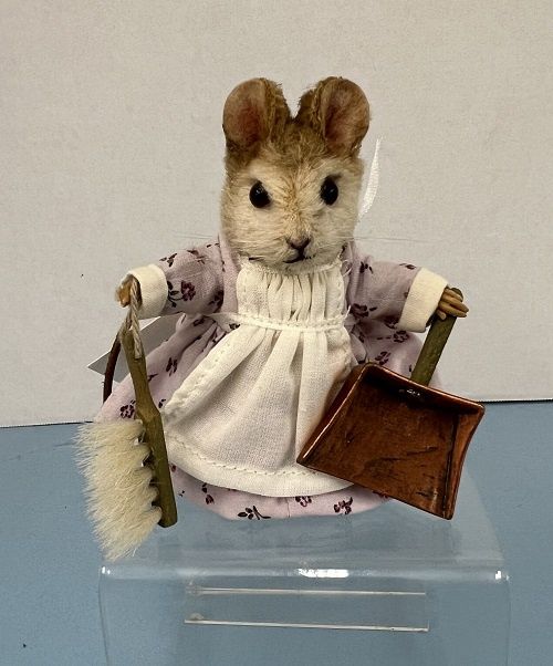 Hunca Munca by R. John Wright rjw003