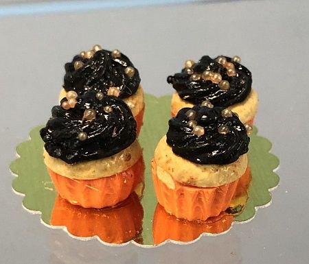 Halloween Vanilla Cupcakes with Chocolate Frosting JC100