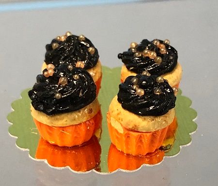 Halloween Vanilla Cupcakes with Chocolate Frosting JC100