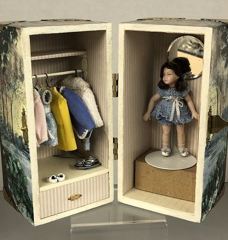Handpainted Doll Trunk and filled with accessories mc62232