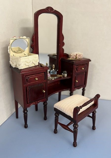 Ladies Mahogany Dresser and Stool mc05027