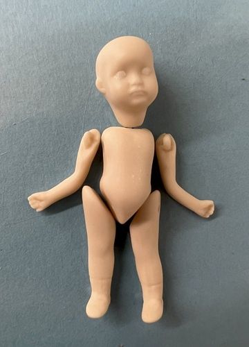 Little Pouty in white porcelain dd05-1