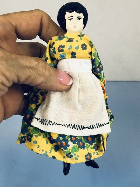 Lady in Yellow mc05213-1