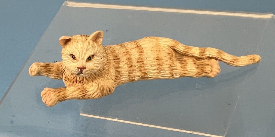 Laying cat ala712