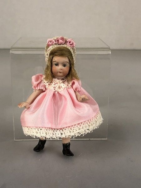 Little girl in pink mc03186