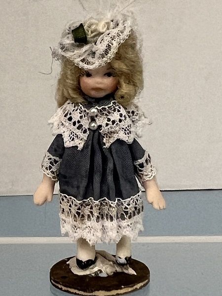 Little Girl dressed in Victorian Clothing mc031568