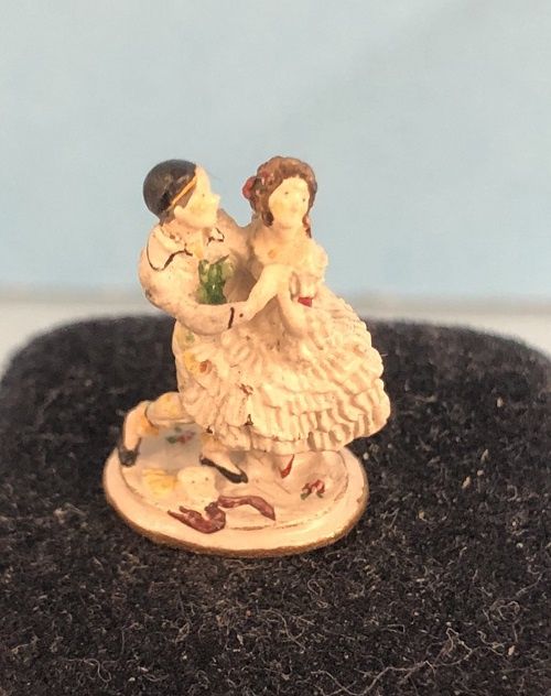 Man and Woman Dancing 5AUC355