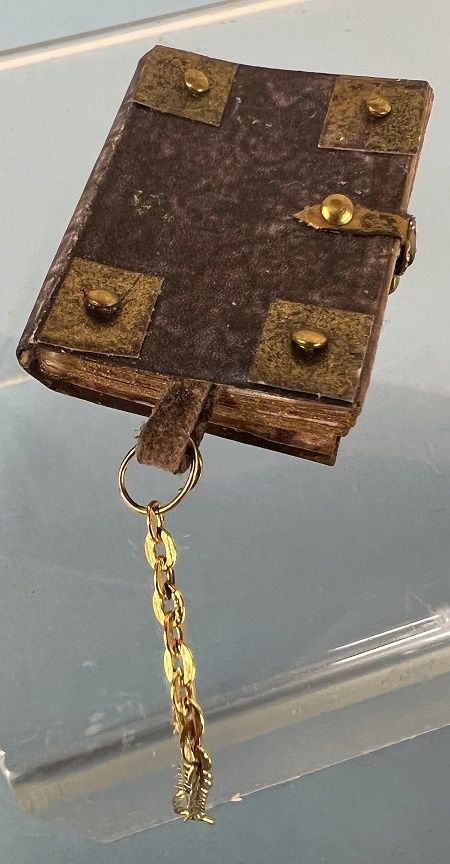 Medieval Manuscript with Gold Square Corners mc885