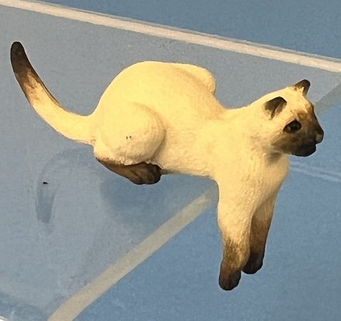 Metal Siamese Cat Sits with Paws Down ala715