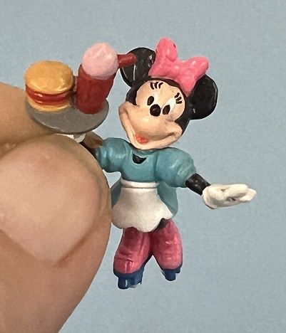 Minnie Mouse 1 1/2" tall on skates mn334