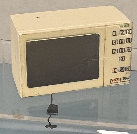 Off White Microwave mc06066