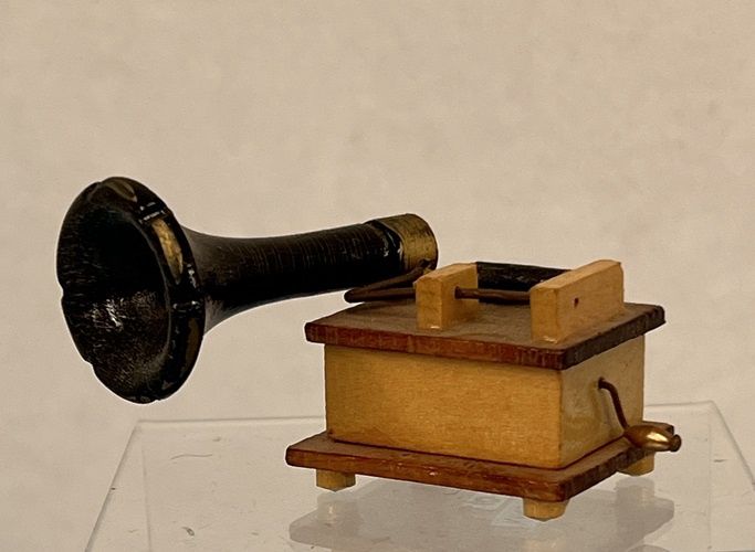 Old Fashioned Phonograph Music Box MN518
