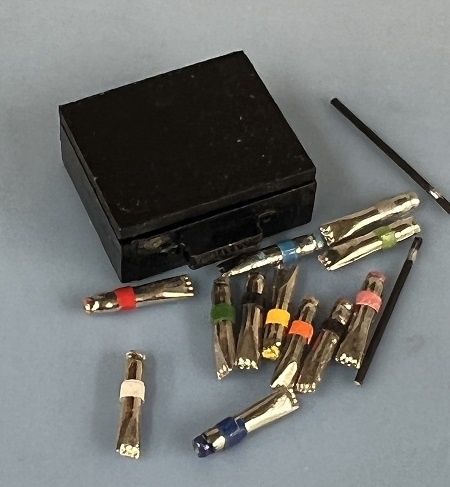 Paint Box and tubes of paint mc04731